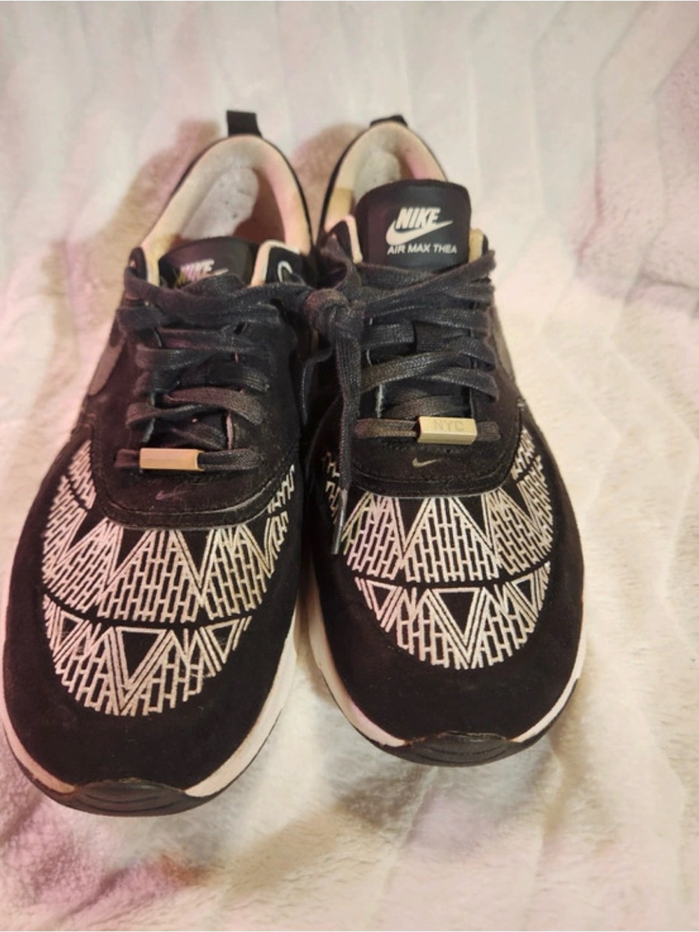 Nike Women’s Black & White Graphic Low-Top Nike air max (NYC) edition